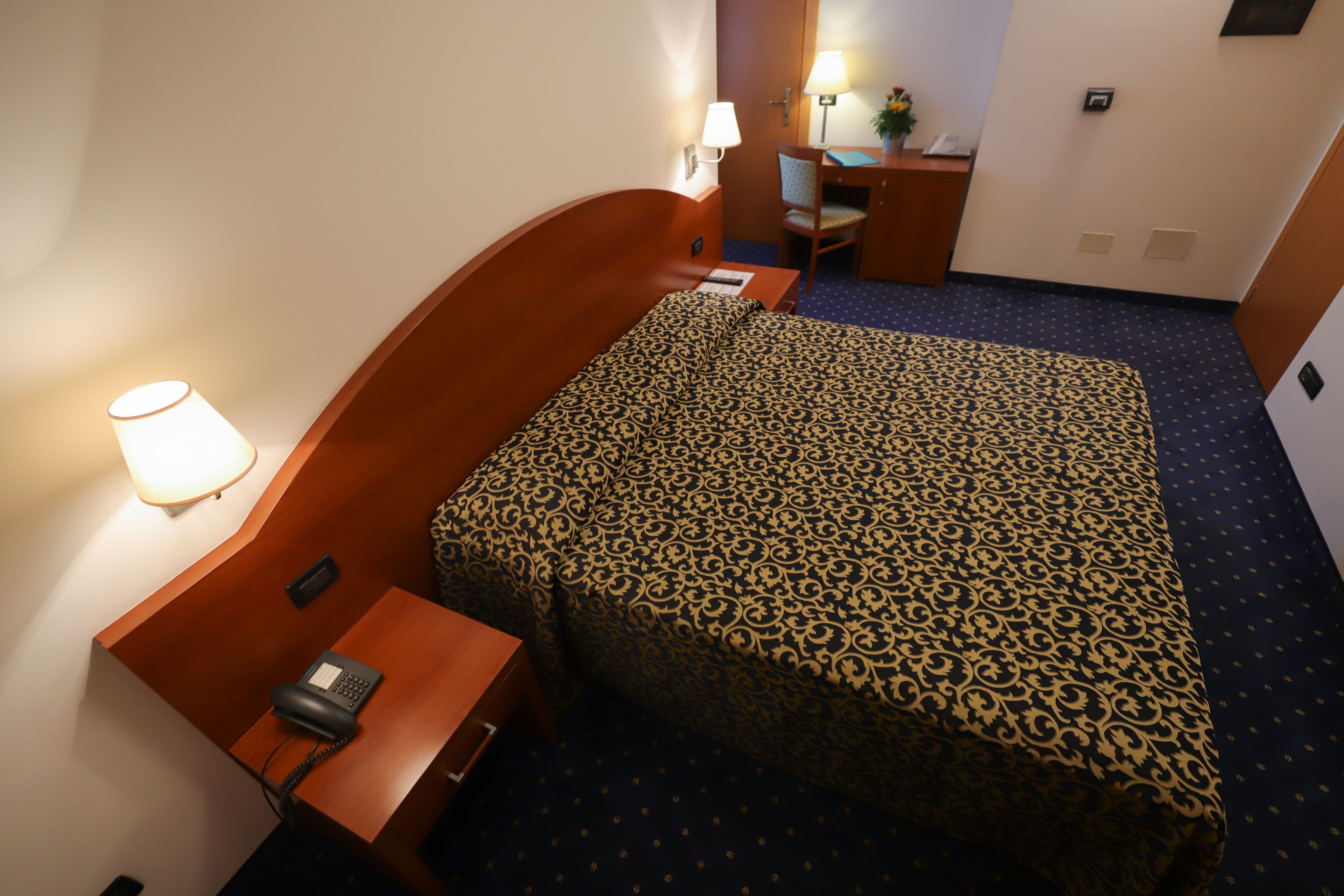 economy double room | minibar, in-room safe, desk, laptop workspace