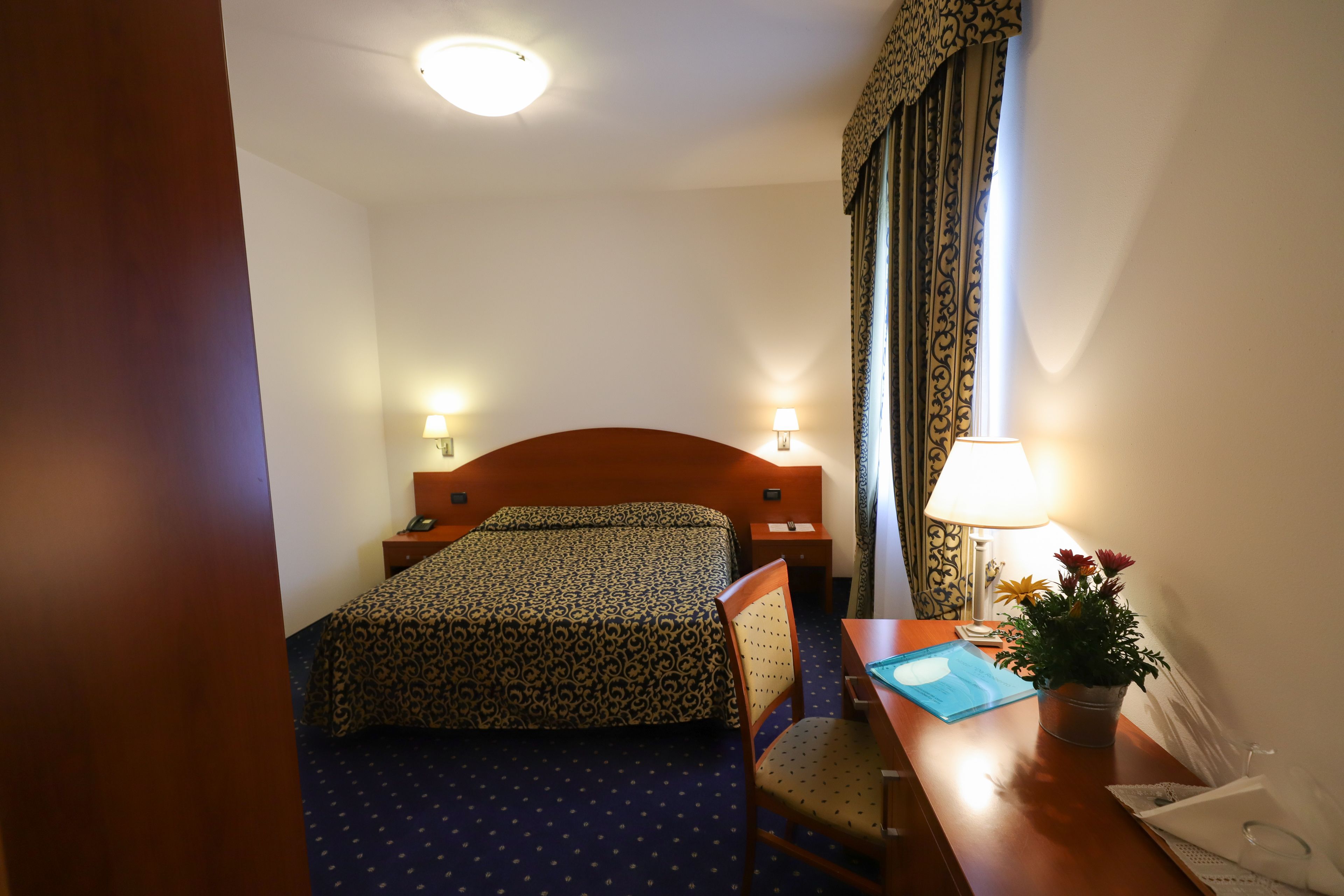 economy double room | minibar, in-room safe, desk, laptop workspace