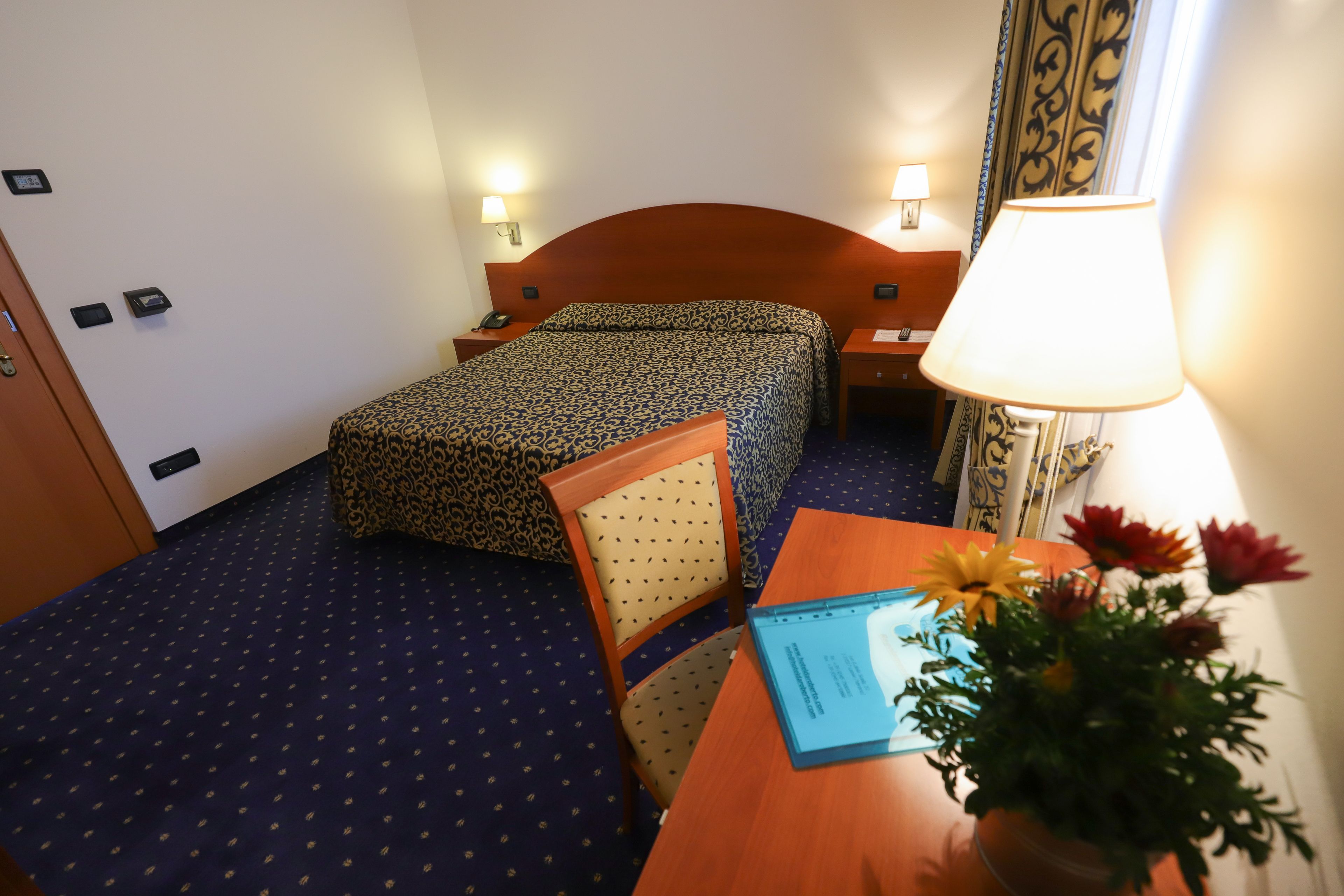 economy double room | minibar, in-room safe, desk, laptop workspace