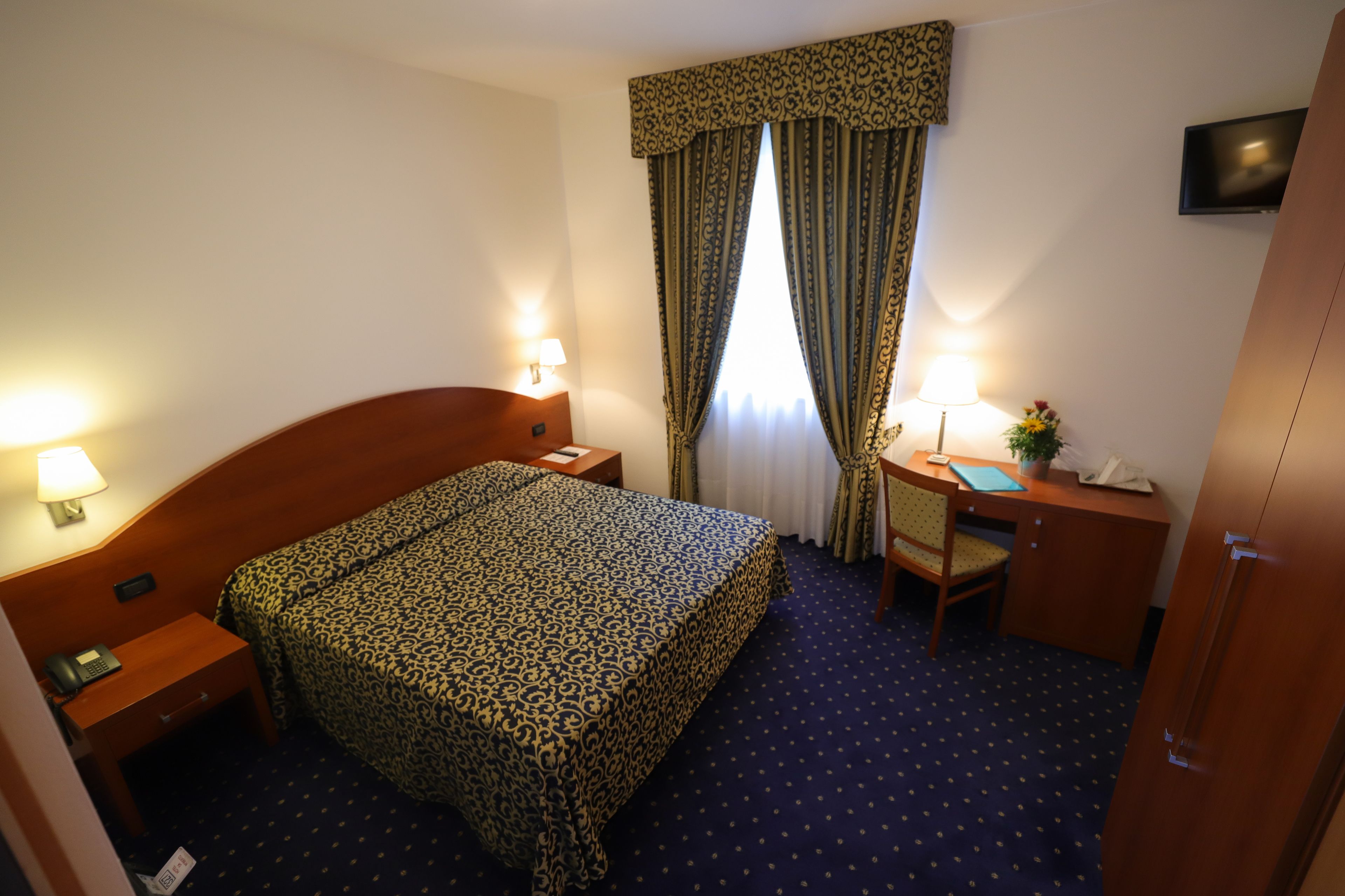 economy double room | minibar, in-room safe, desk, laptop workspace