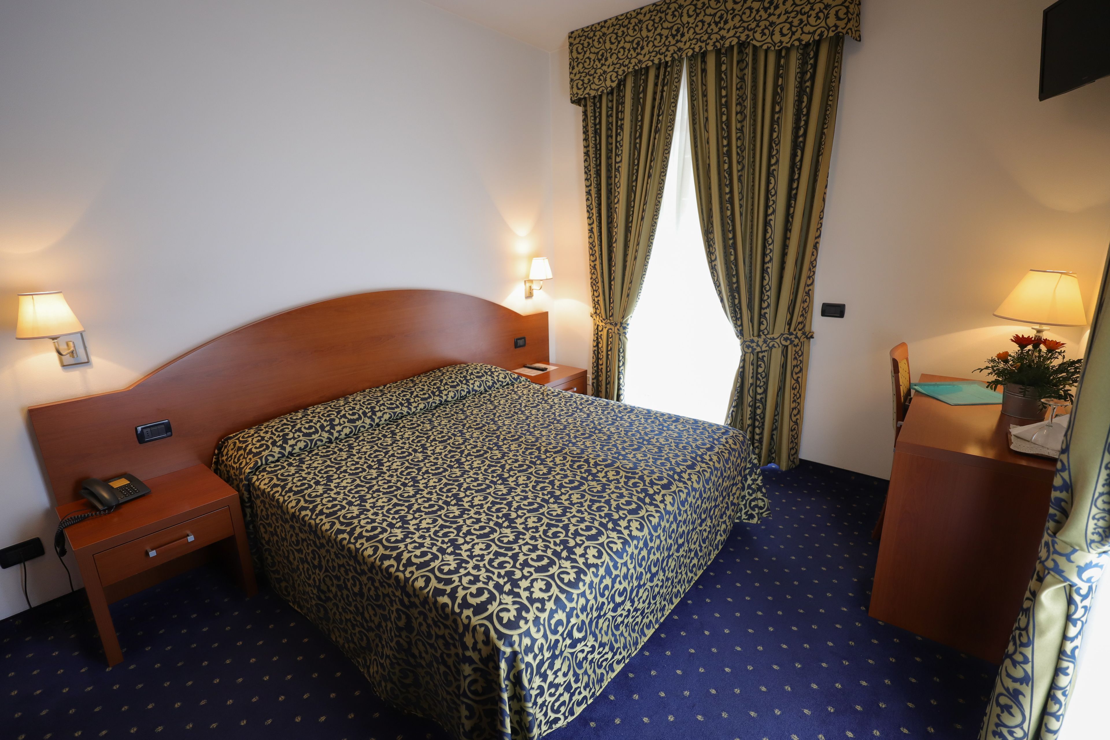 superior double room | minibar, in-room safe, desk, laptop workspace