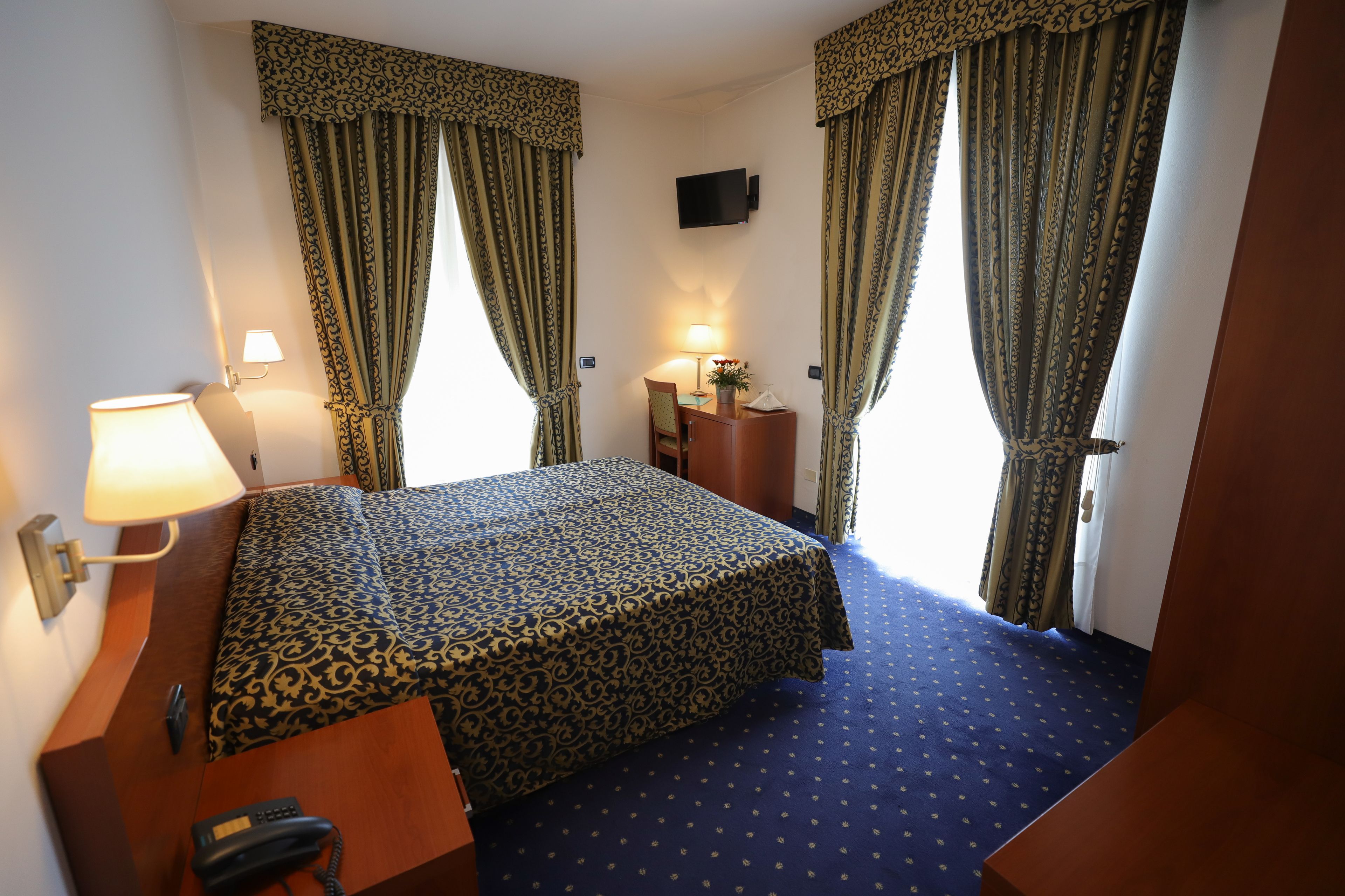 superior double room | minibar, in-room safe, desk, laptop workspace