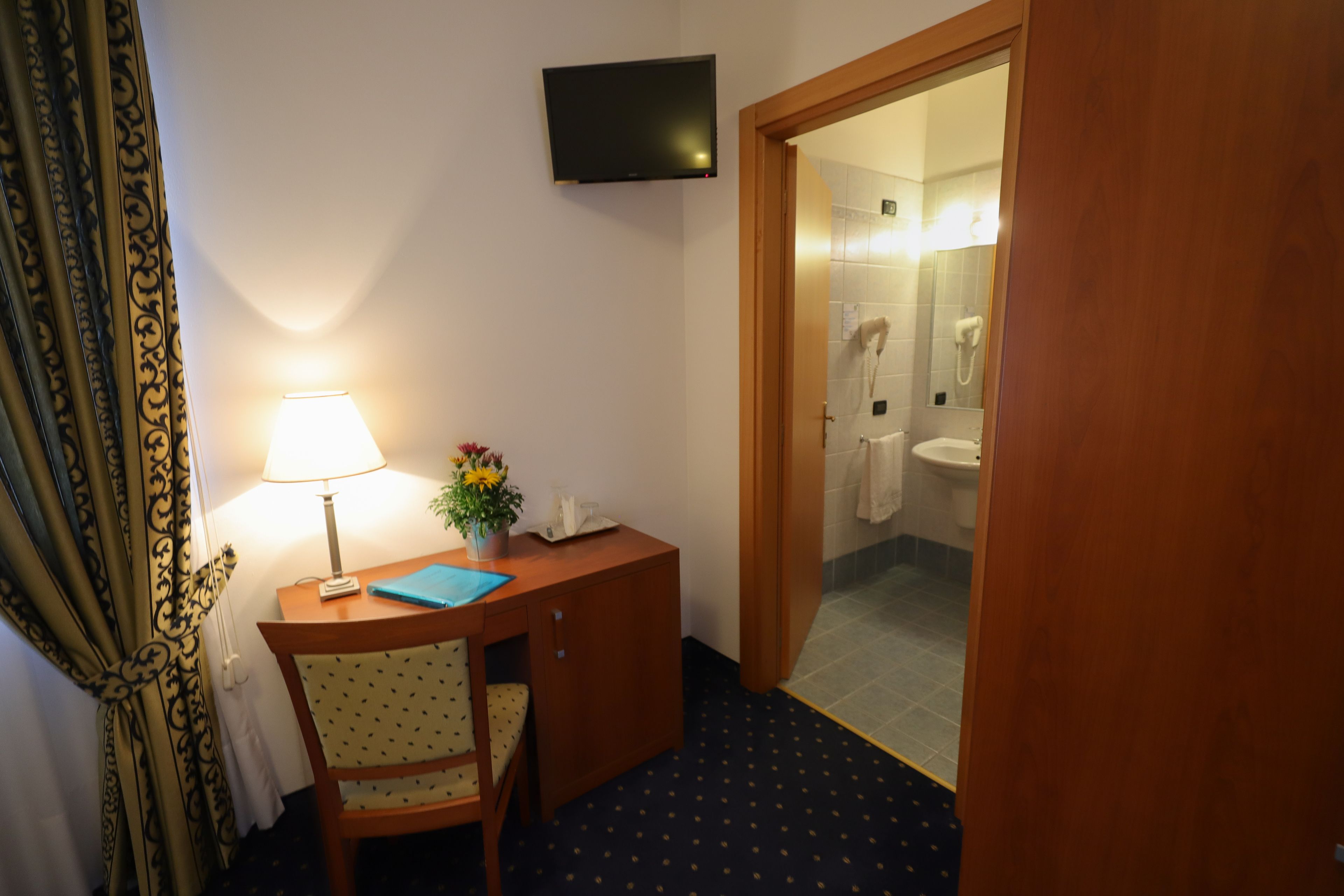 economy double room | minibar, in-room safe, desk, laptop workspace