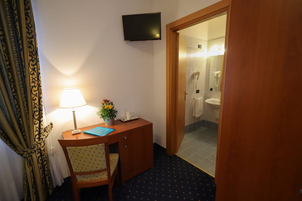 economy double room | minibar, in-room safe, desk, laptop workspace
