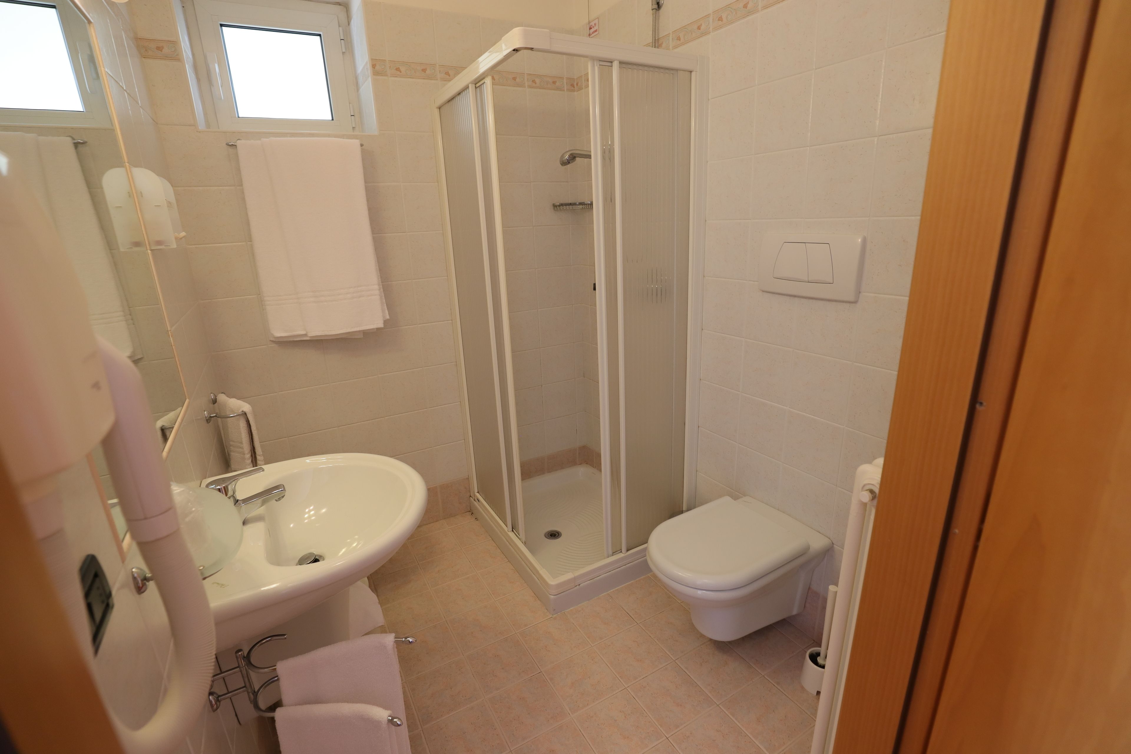 standard double room | bathroom | shower, free toiletries, hair dryer, towels