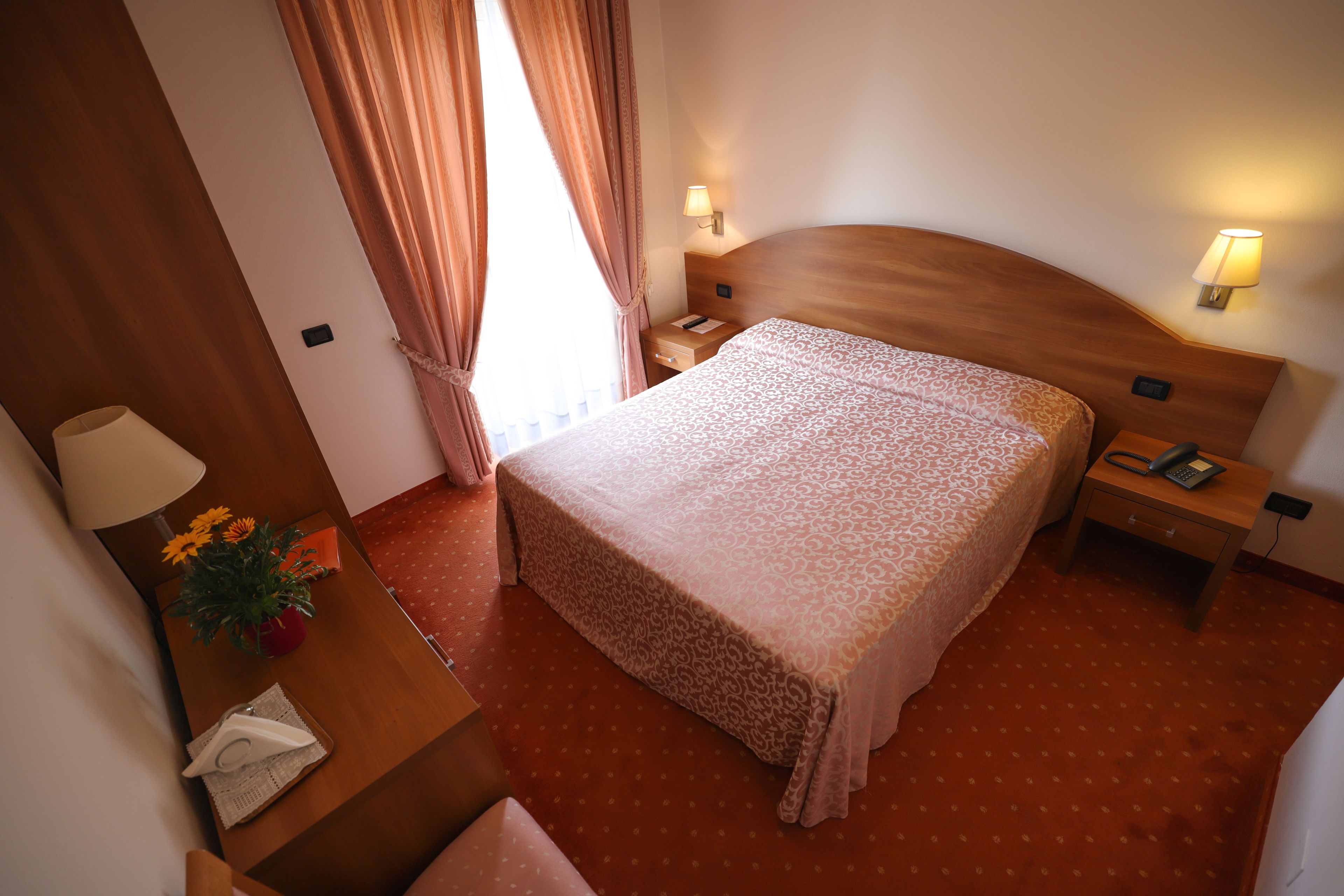 standard double room | minibar, in-room safe, desk, laptop workspace