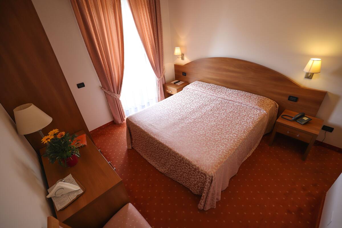 standard double room | minibar, in-room safe, desk, laptop workspace