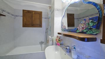 Appartamento, 2 camere da letto | Bagno | Vasca e doccia separate, set di cortesia gratuito, asciugacapelli, bidet