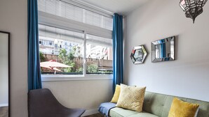 Habitación doble superior, vistas al patio | Sala de estar
