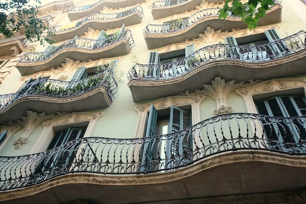 Habitació doble, balcó, vistes a la ciutat | Roba de llit d'alta qualitat, minibar gratuït i decoració individual