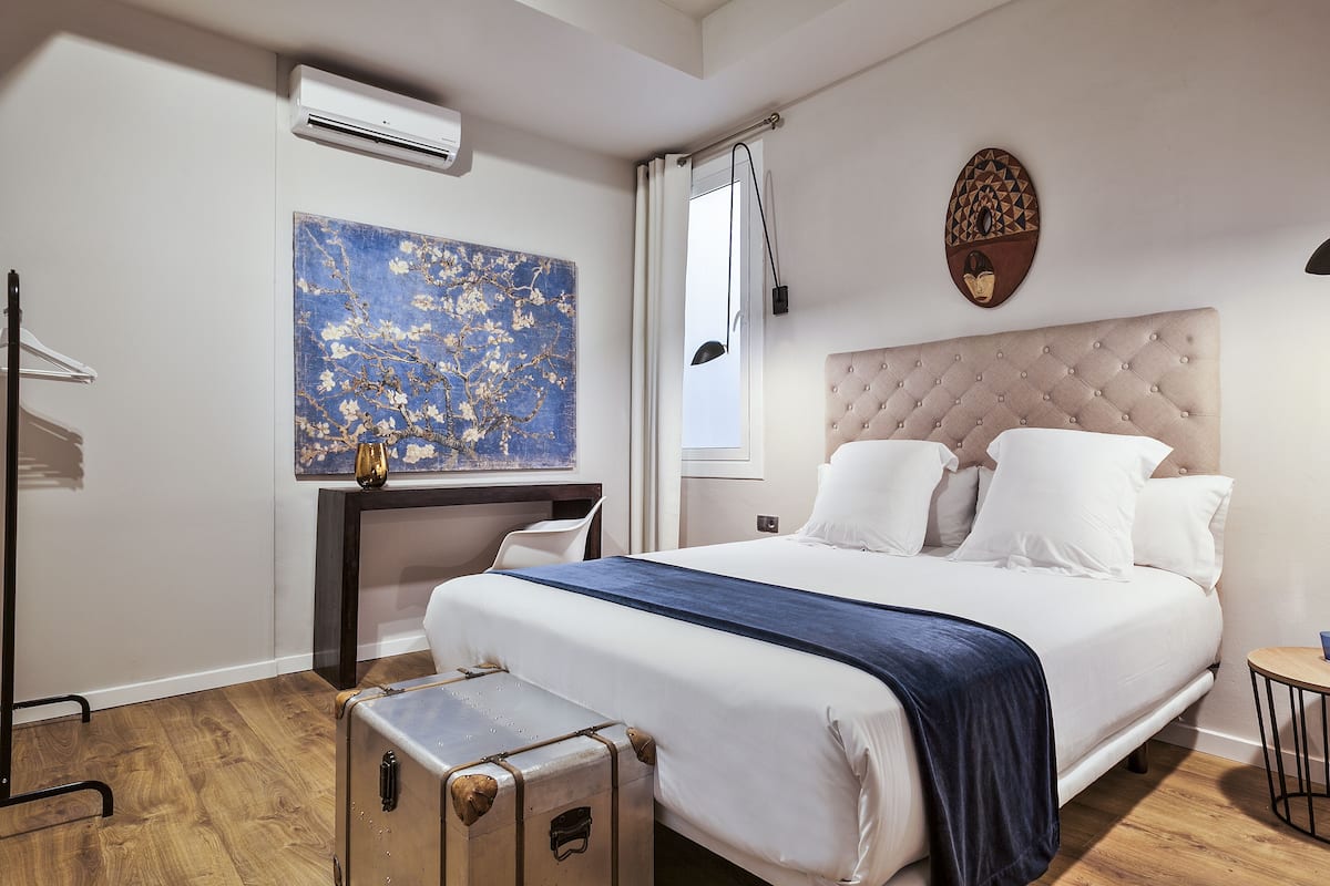Quarto casal econômico | Roupas de cama premium, frigobar (abastecido com itens grátis)