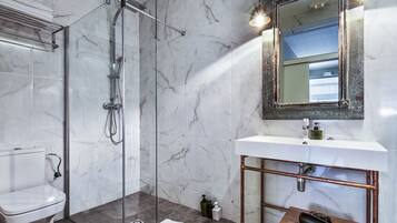 Shower, rainfall showerhead, free toiletries, hair dryer