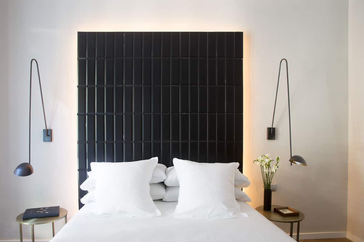 Quarto casal, sacada, vista para a cidade | Comodidades do quarto