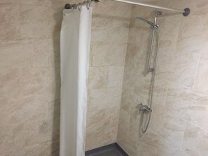 Bathroom shower - Borderers Guesthouse (Brecon)