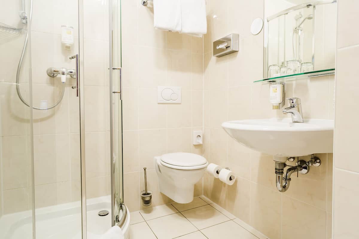 free toiletries, towels