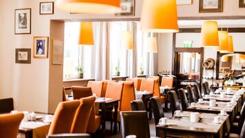 Tägliches Frühstücksbuffet (22 EUR pro Person)