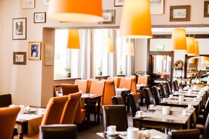 Daily buffet breakfast (EUR 22 per person) - Parkhotel Krone (Bensheim)