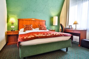 In-room safe, desk, iron/ironing board, free WiFi - Parkhotel Krone (Bensheim)