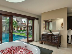 Separate tub and shower, deep soaking tub, free toiletries, hair dryer
