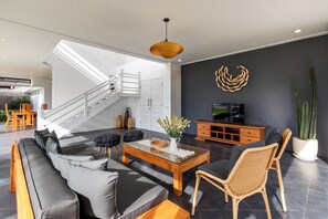 Luxury-Villa | Wohnbereich | 43-Zoll-Flachbildfernseher mit Kabelempfang, LED-Fernseher, DVD-Player