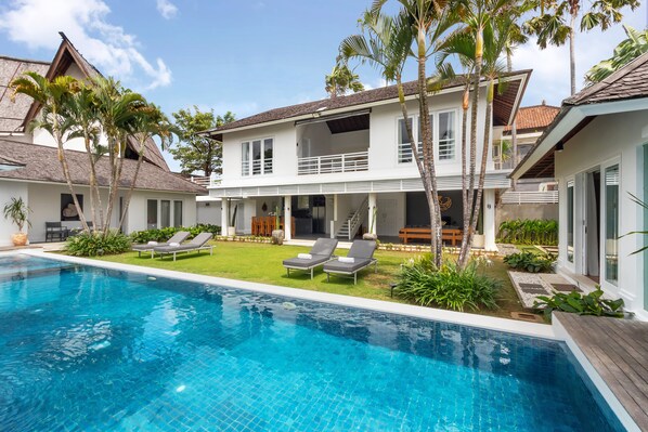 Luxury Villa | 5 bedrooms, in-room safe, blackout drapes, iron/ironing board