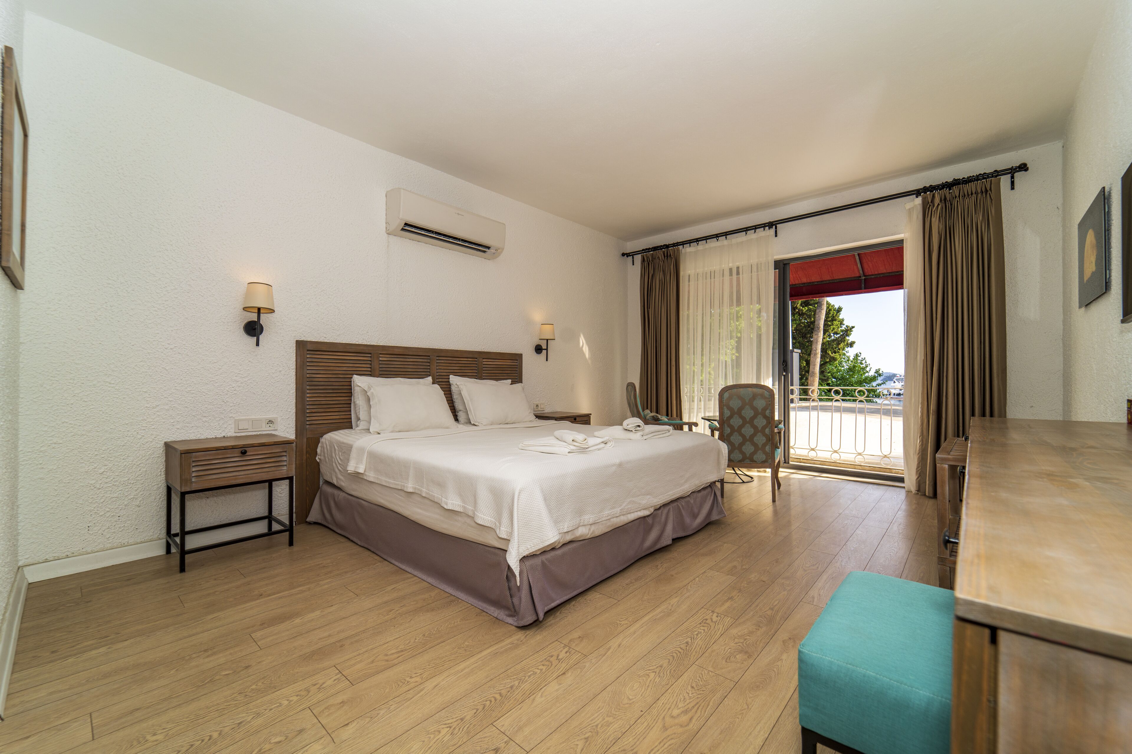 deluxe room, bay view (green) | premium bedding, minibar, in-room safe, desk