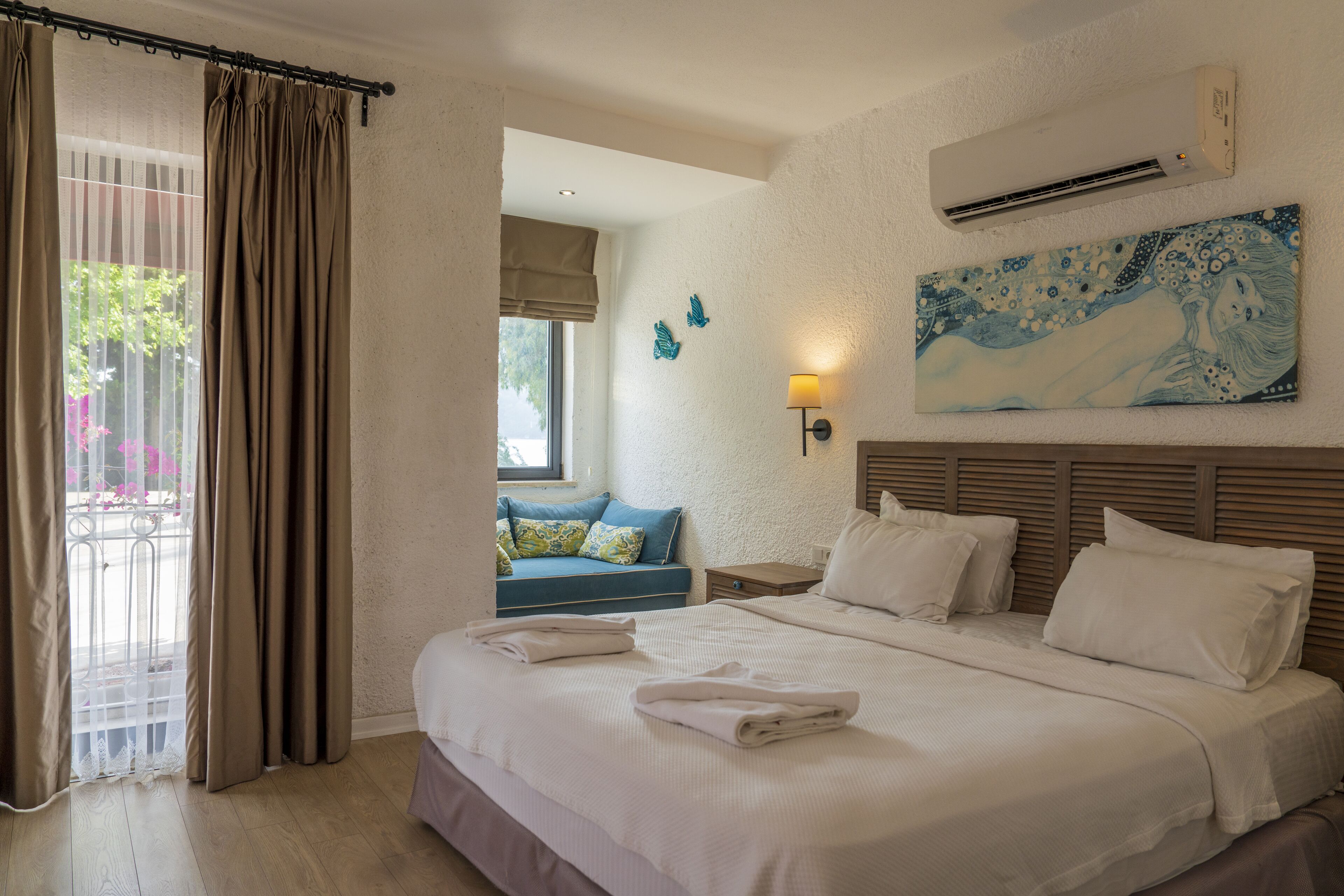 deluxe room, bay view (blue) | premium bedding, minibar, in-room safe, desk