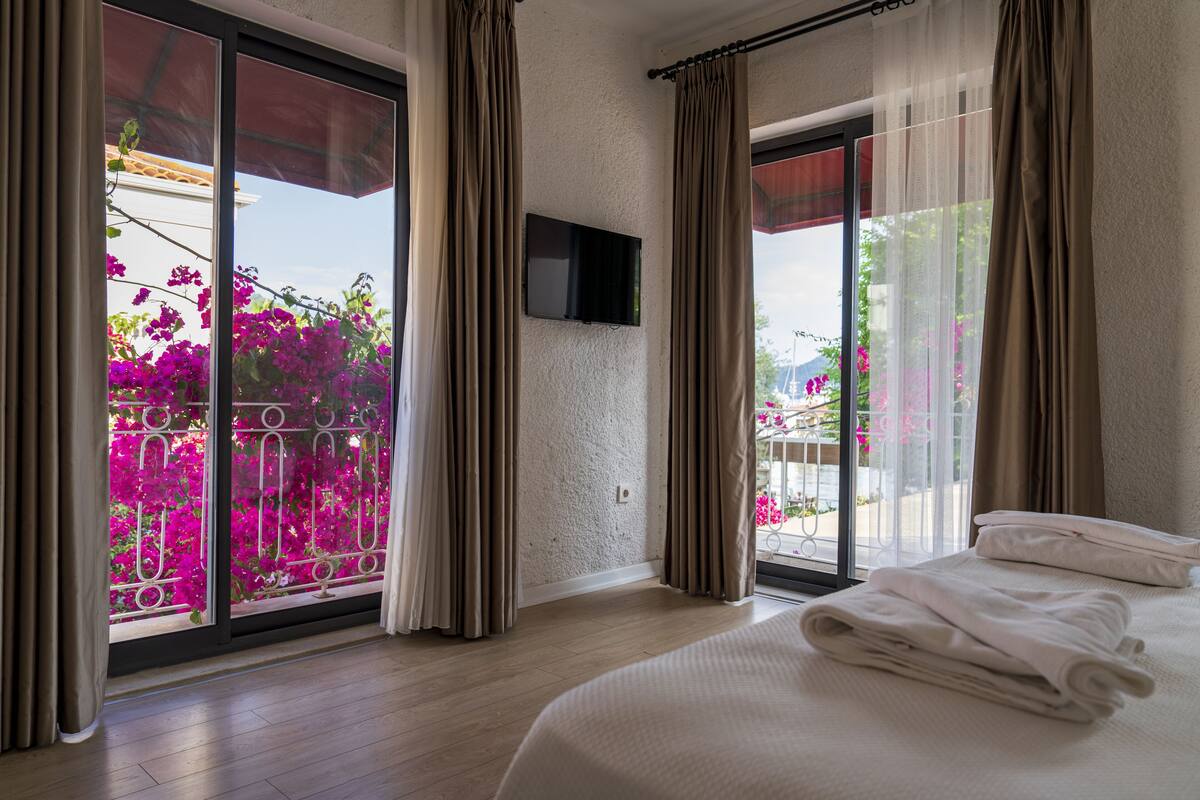 deluxe room, bay view (blue) | premium bedding, minibar, in-room safe, desk