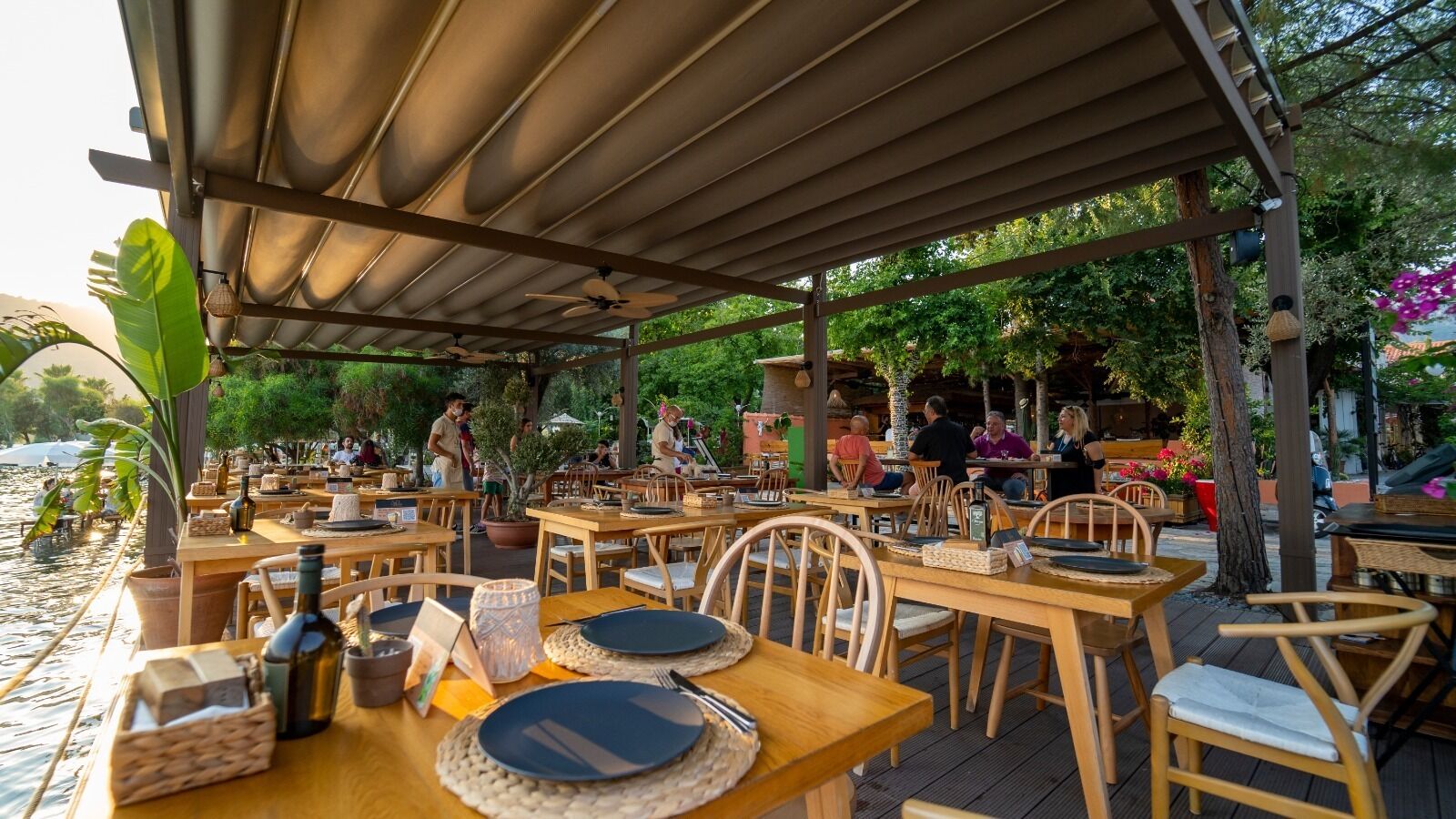 lunch and dinner served, seafood