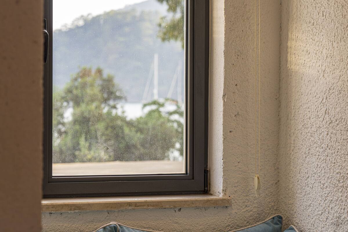 deluxe room, bay view (blue) | premium bedding, minibar, in-room safe, desk