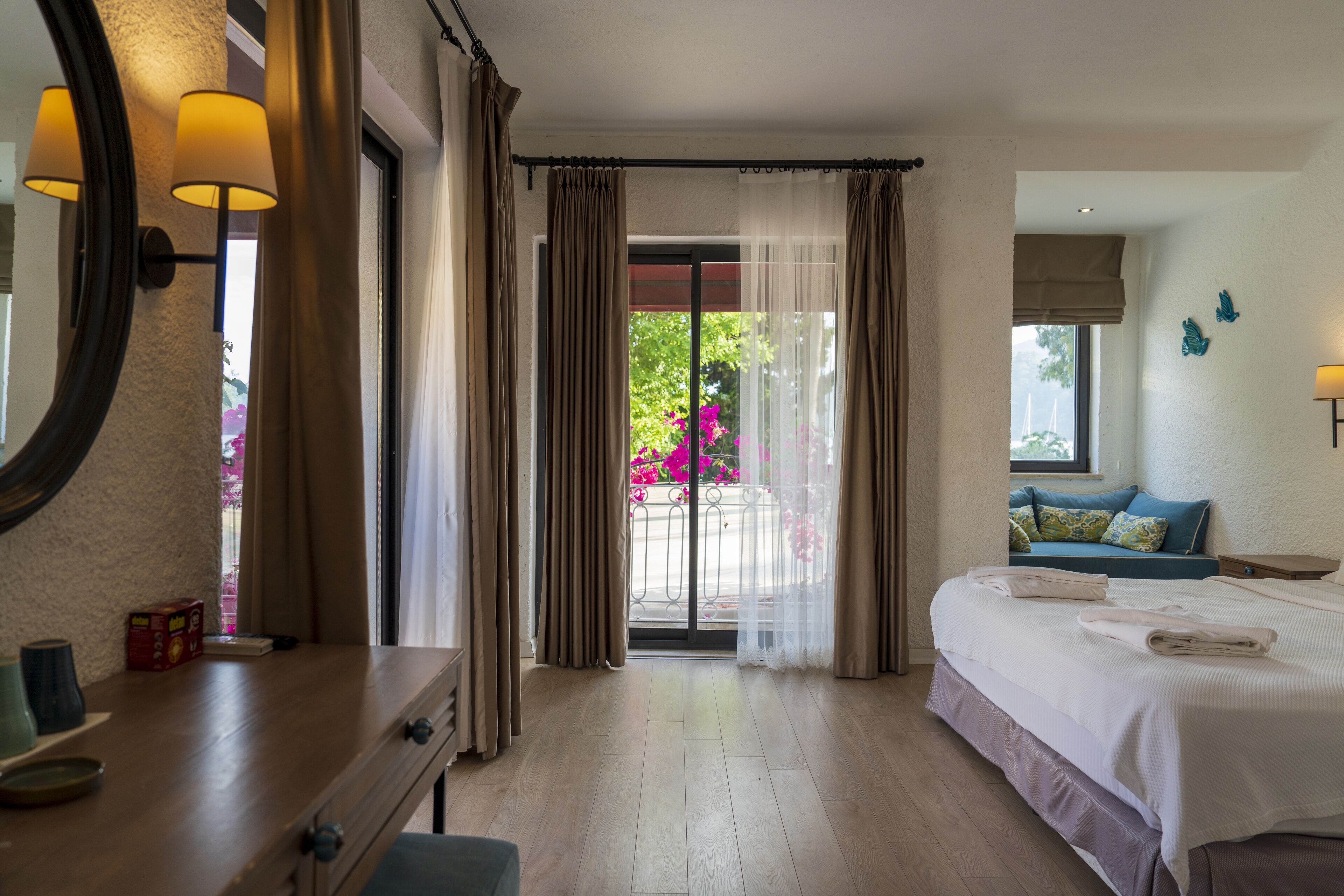 deluxe room, bay view (blue) | premium bedding, minibar, in-room safe, desk