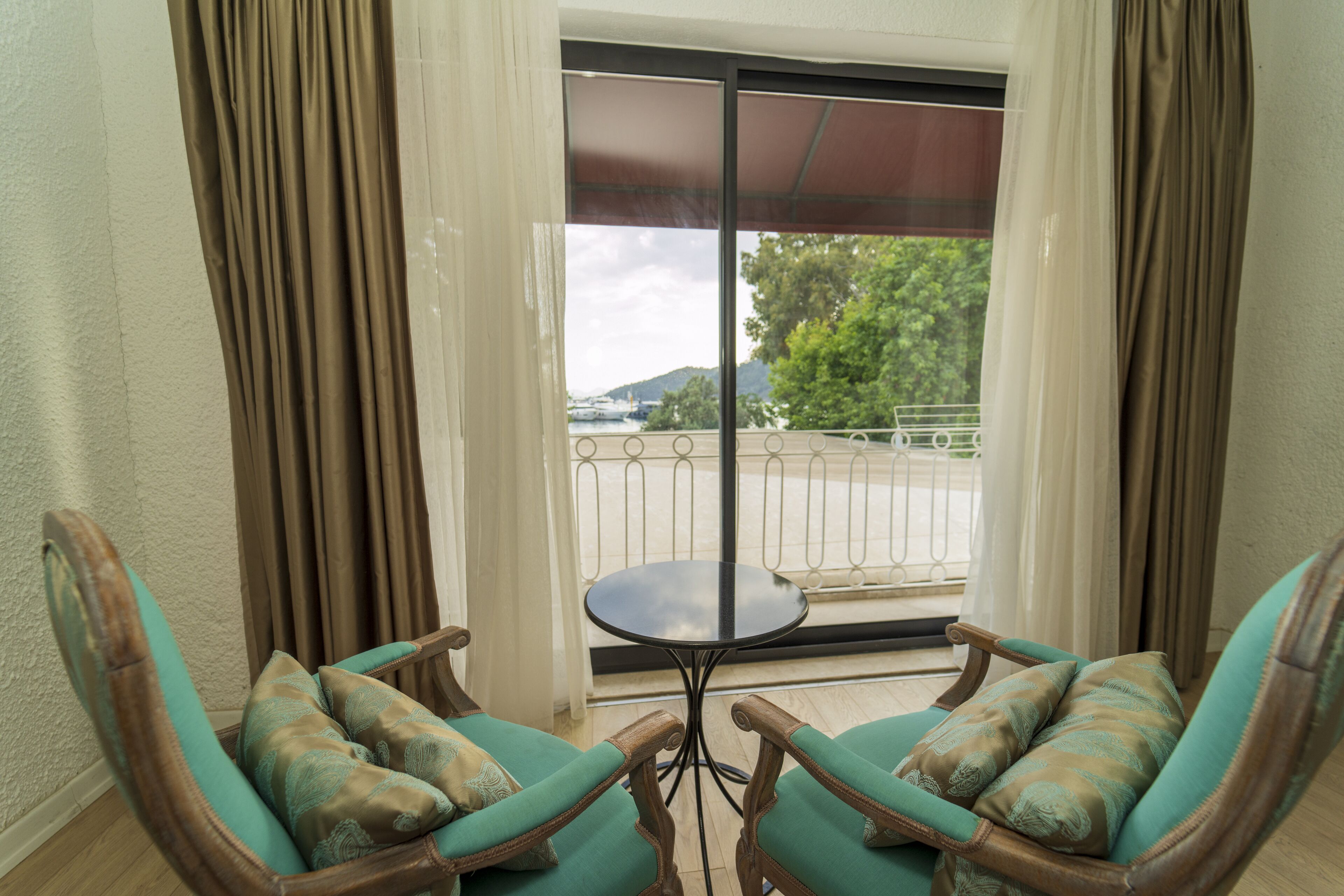 deluxe room, bay view (green) | living area | flat-screen tv