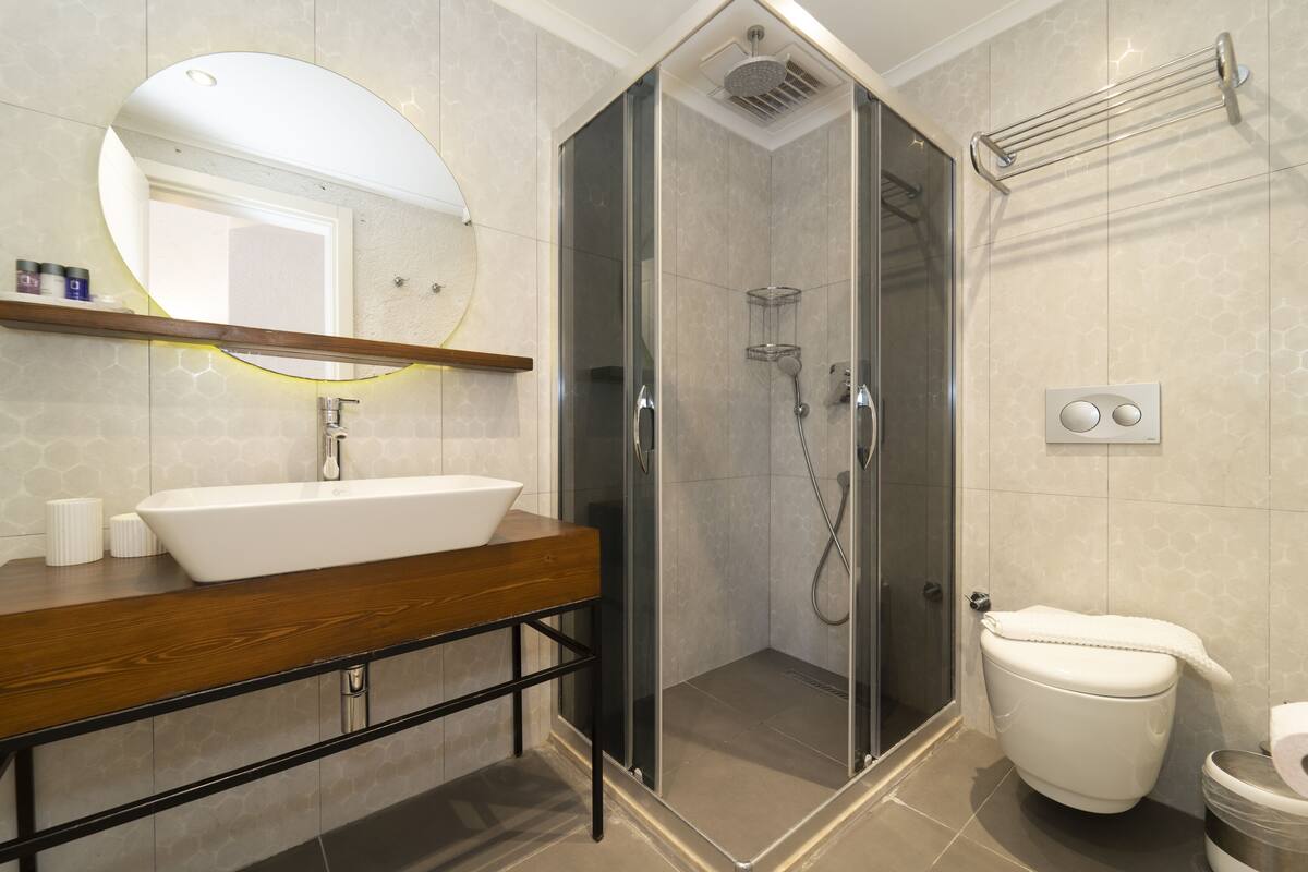 deluxe room, bay view (blue) | bathroom | shower, free toiletries, hair dryer, bathrobes