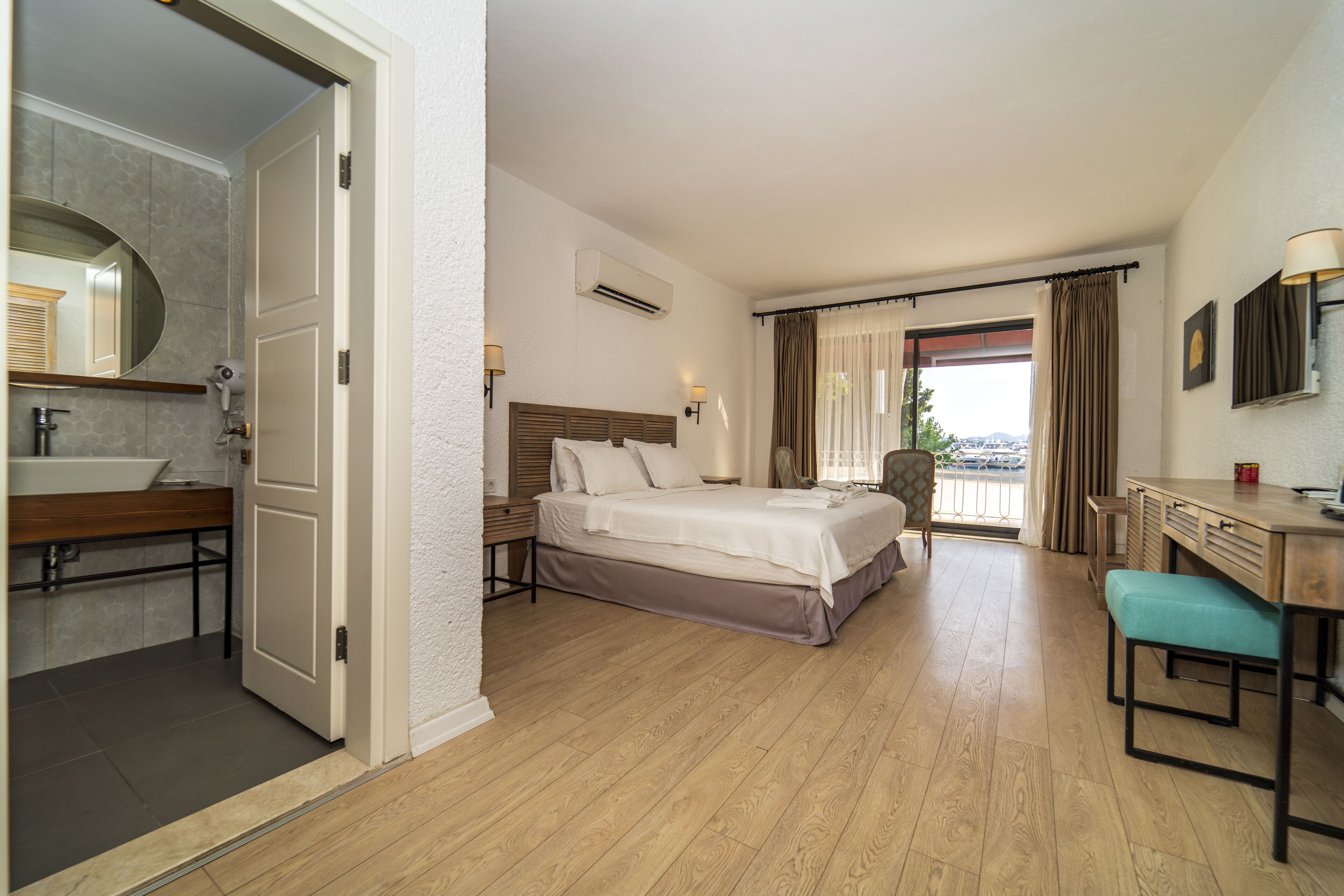 deluxe room, bay view (green) | premium bedding, minibar, in-room safe, desk