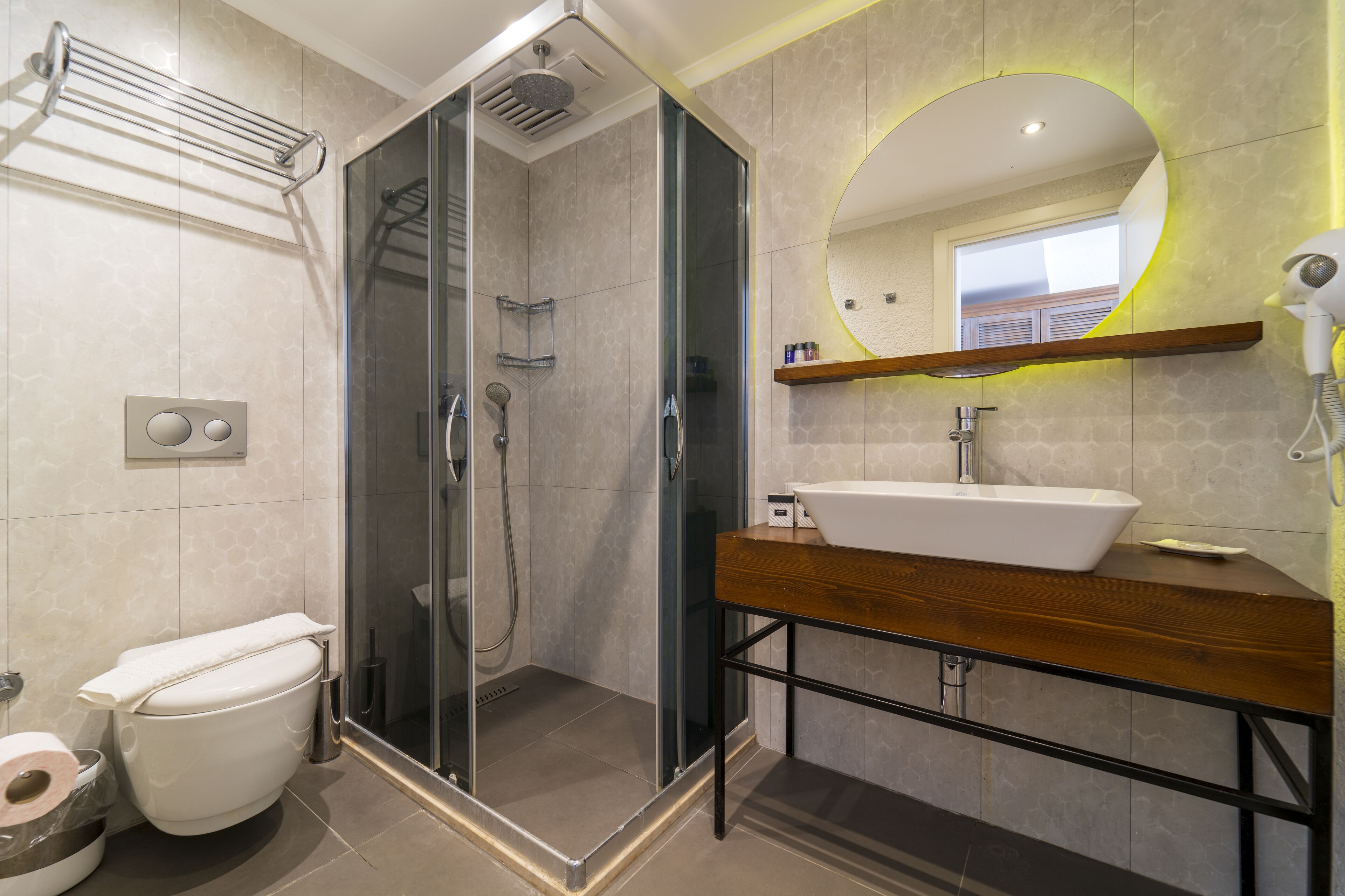 deluxe room, bay view (green) | bathroom | shower, free toiletries, hair dryer, bathrobes