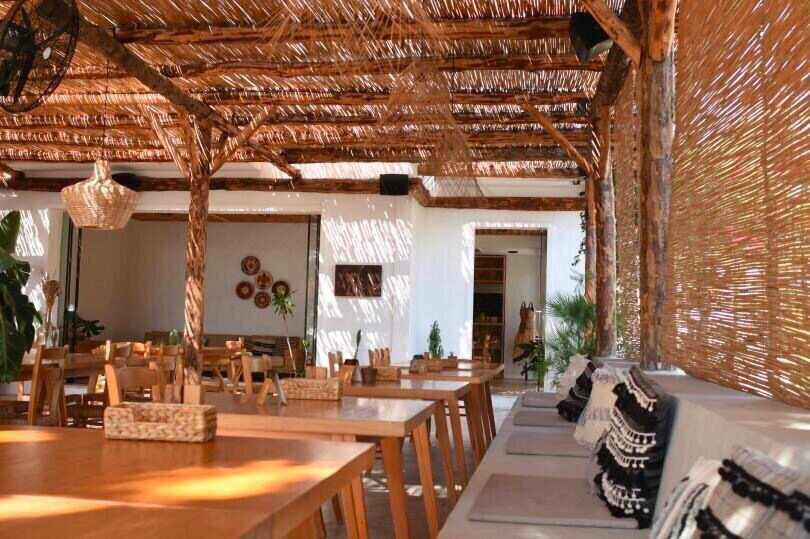 lunch and dinner served, seafood