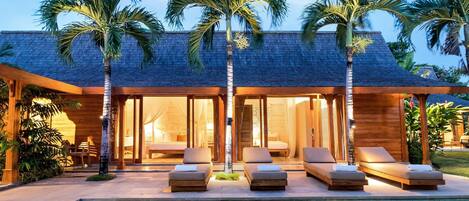 3 piscine all'aperto, ombrelloni da piscina, lettini