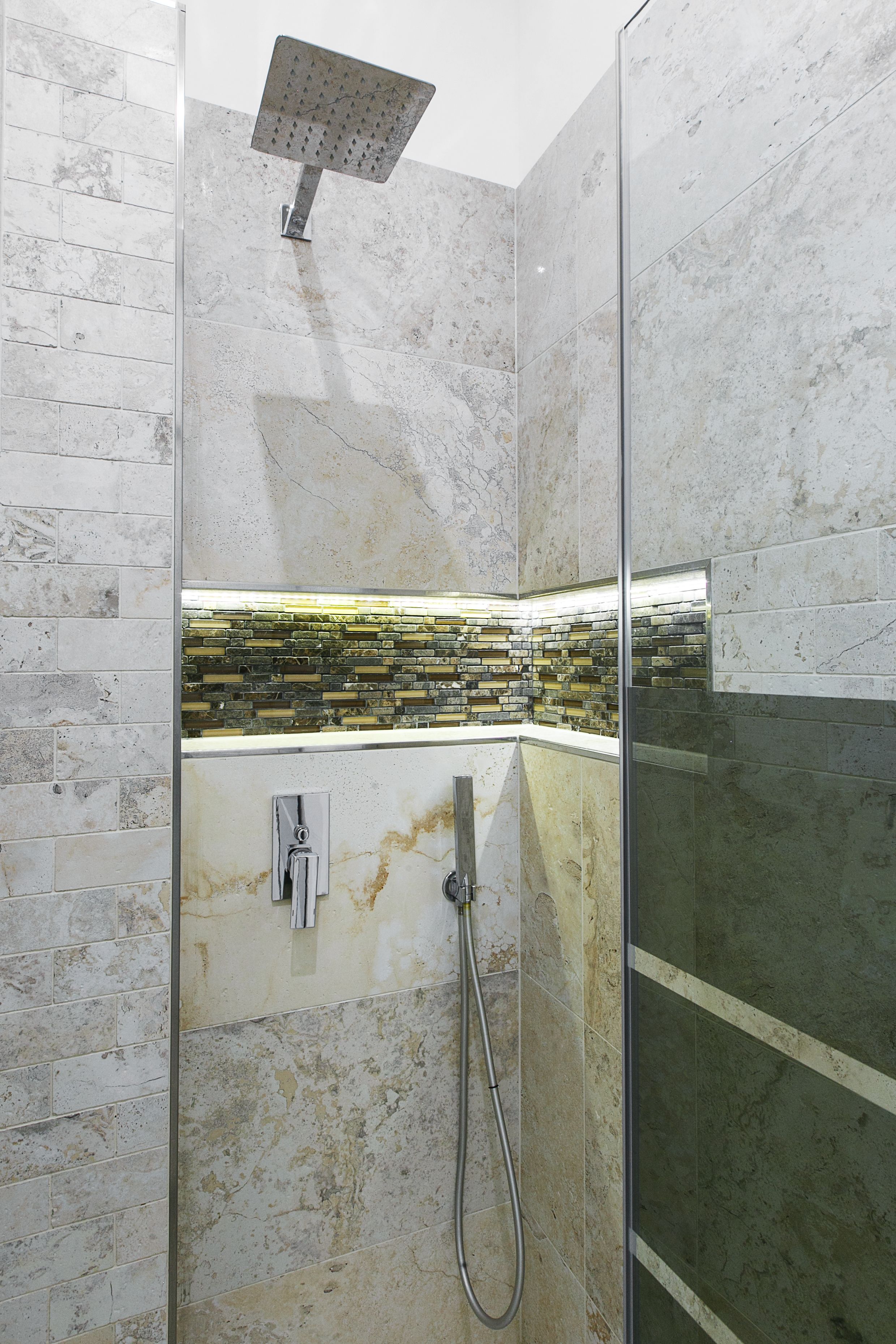 Deluxe appartement, 2 slaapkamers | Badkamer | Een douche, gratis toiletartikelen, een haardroger, handdoeken