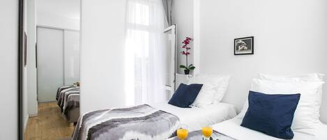 Apartamento luxo, 2 quartos | 1 quarto, roupas de cama premium, cofres nos quartos