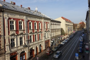 Une rangée d’immeubles en briques rouges, agrémentés de bordures blanches et de détails décoratifs.