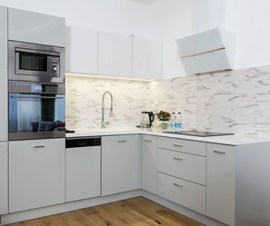 Lägenhet Deluxe - 2 sovrum | Eget kök | Kylskåp, mikrovågsugn, ugn och spishäll