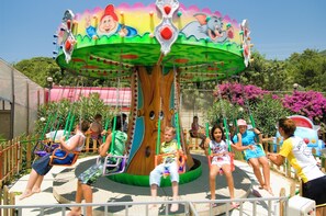 Un manège avec des enfants qui font des tours.