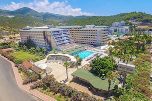 A hotel with multiple buildings, a swimming pool, and a beach area. - Beach Club Doganay (Alanya)