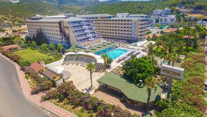 Un hotel con varias construcciones, piscina y zona de playa.
