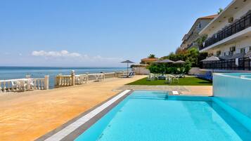 Una piscina al aire libre