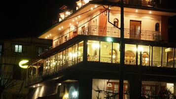 Vista frontal de la propiedad por la tarde o noche