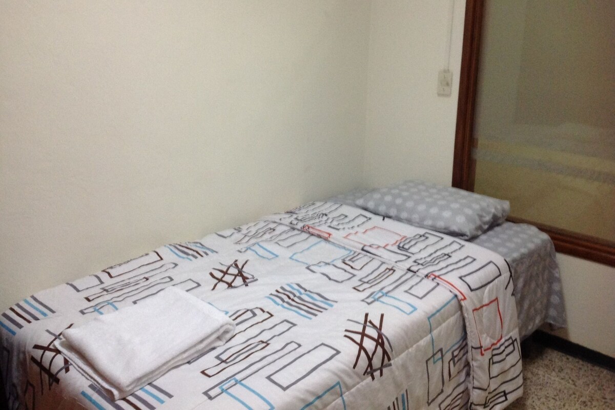 Kamar Single Ekonomi, 1 Tempat Tidur Twin, kamar mandi umum | Setrika/meja setrika dan Wi-Fi gratis