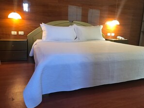 Suite superior, 1 cama King size, baño privado | Caja de seguridad en la habitación, insonorización y wifi gratis