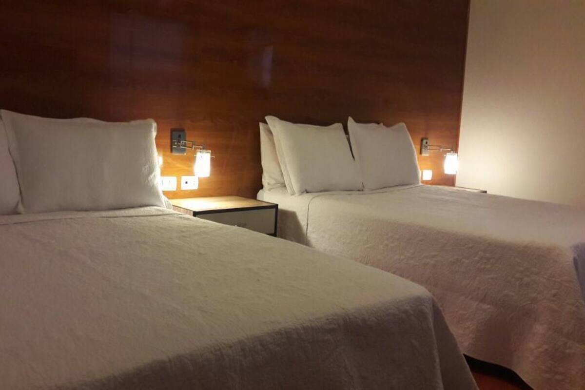 Chambre Standard avec lits jumeaux, salle de bains privée | Coffres-forts dans les chambres, chambres insonorisées, Wi-Fi gratuit