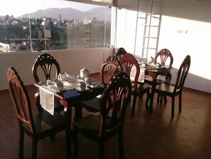 Free daily English breakfast
